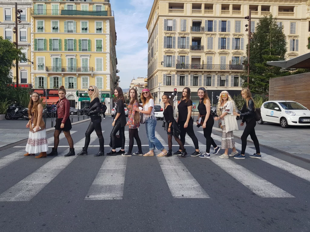 Cours-diderot-formations-superieures-bts-bachelor-master-lille-paris-toulouse-lyon-montpellier-marseille-aix-en-provence-nice-etudiants-photo-welcome-day-deguisements-beatles-passage-pieton